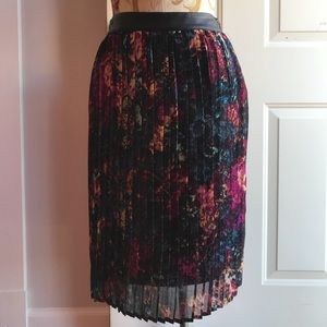 Moody floral pleat skirt